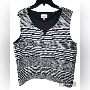 Women’s Tunic Tank top made by Avenue in plus size  22/24 - 1 X. black/white
